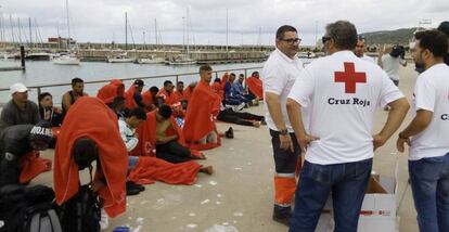 Personal de Cruz Roja atiende en el puerto de Barbate (C&aacute;diz) a las 45 personas rescatadas este domingo por Salvamento Mar&iacute;timo.