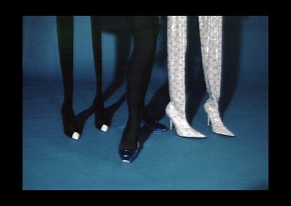 De izquierda a derecha, botas pantalón Phantom de terciopelo elástico y puntera de metal, de Saint Laurent; zapato Belle Vivier, de Roger Vivier, y botas pantalón con logos en cristal de Balenciaga × Gucci.<p>Ayudante de estilismo: Ana Verdasco Carmona.</p>