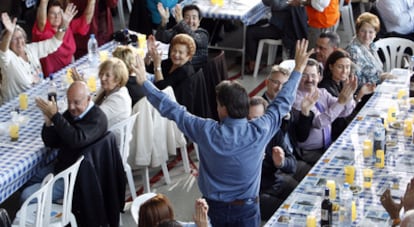 Artur Mas, en una comida con simpatizantes de su causa en Premià de Mar, en octubre de 2010.