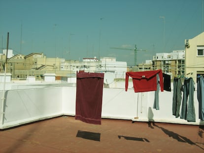 “No hay nada de malo en la ropa limpia, secándose al aire libre, ni generalmente afean edificios que ya son feos o anodinos”, asevera la arquitecta Esther R.