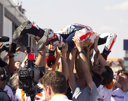 Marc Márquez es elevado en el aire por sus compañeros de equipo, tras ganar el Gran Premio de Motorland Aragón disputado hoy en el circuito de Alcañiz.