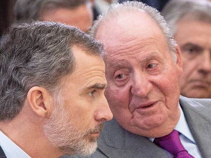 Juan Carlos I y el rey Felipe VI, en un acto en el palacio del Pardo en 2017.
 