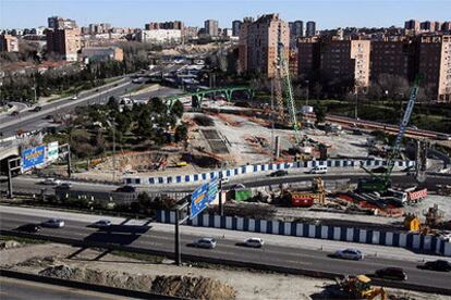 Aspecto de las obras del enlace de la M-30 con la A-3, en el barrio de Puente de Vallecas.