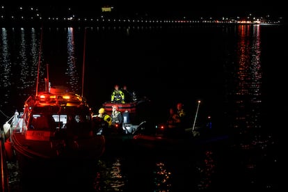 Embarcaciones de emergencias participan en las taréas de búsqueda tras el suceso en el río Potomac. 