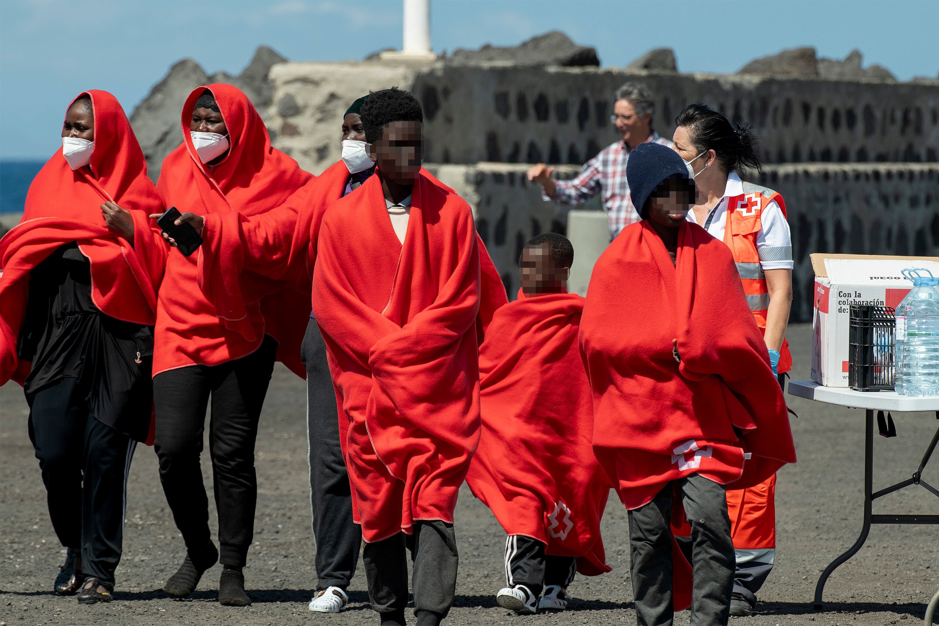 Llegada de los supervivientes de la lancha neumática con 42 hombres, siete mujeres y tres menores de origen subsahariano y magrebí este martes en el puerto de Arrecife. 