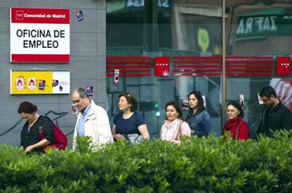 Parados en una oficina de empleo de Madrid.