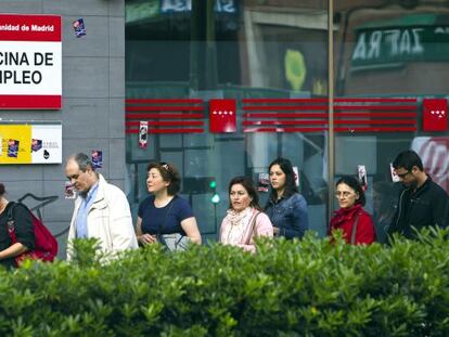 Parados en una oficina de empleo de Madrid.