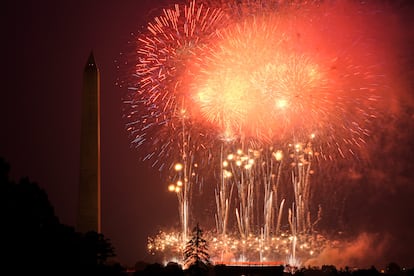 Fuegos artificiales estallaron sobre la Elipse, en Washington.