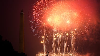 Fuegos artificiales estallaron sobre la Elipse, en Washington.