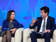 La ministra de Defensa, Margarita Robles, y el presidente de Indra, Ángel Escribano, en la 16 Edición del Spain Investors Day en el Hotel Four Seasons.