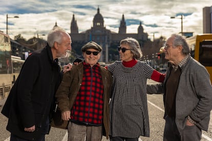 D'esquerra a dreta, Jordi Vilaprinyo, Manel Joseph Bergua, Dolors Palau i Xavier Riba, davant del MNAC