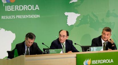 Jos&eacute; Luis San Pedro, director general de Negocios, el presidente, Ignacio S&aacute;nchez Gal&aacute;n, y Jos&eacute; Sainz Armada, director financiero.