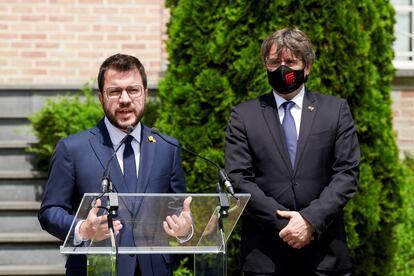 El presidente de la Generalitat, Pere Aragonès, y el expresidente Carles Puigdemont, tras su reunión en Waterloo (Bélgica) este viernes.