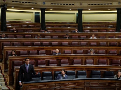 El presidente del Gobierno, Pedro Sánchez, abajo a la izquierda, durante su intervención en la sesión de control el pasado 29 de abril.