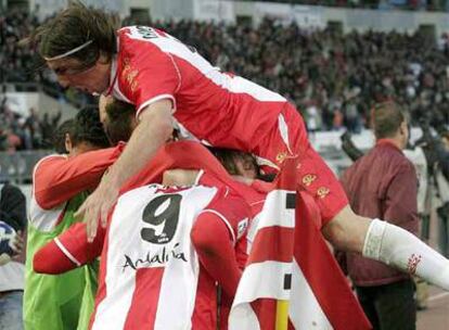 Los jugadores del Almería celebran el gol del triunfo