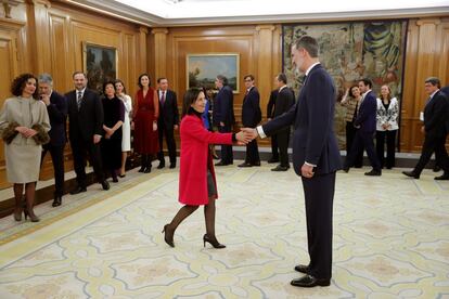 Margarita Robles, ministra de Defensa, saluda al rey Felipe tras jurar su cargo.