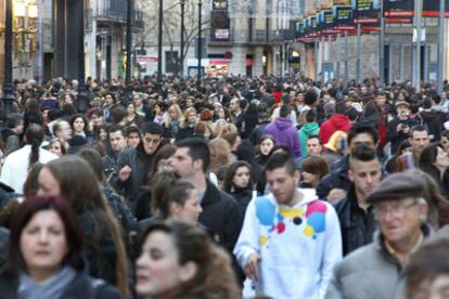 Multitud en el Portal de l&#39;Àngel, una de las vías barcelonesas más concurridas ayer.