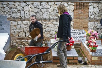 Un equipo de la Asociación para la Recuperación de la Memoria Histórica dirigido por René Pachecho realiza la exhumación. Calculan que tardarán unos 14 días en recuperar todos los restos.