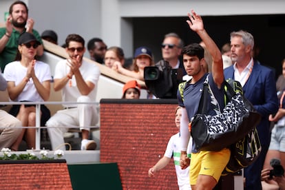 El tenista español Carlos Alcaraz saluda al publico antes del encuentro.