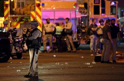 Policiais no local do tiroteio em Las Vegas.