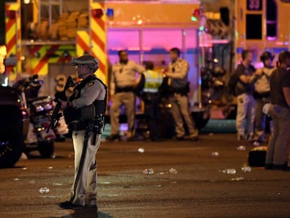 Policiais no local do tiroteio em Las Vegas.