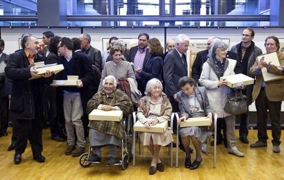 Los primeros propietarios en recibir la documentaci&oacute;n retornada de Salamanca, entre ellos sindicatos, partidos pol&iacute;ticos y particulares.