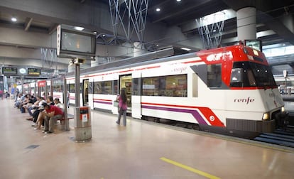 Tren de Cercanías en uno de los andenes de la estación madrileña de Atocha.