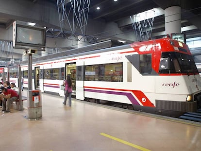 Tren de Cercanías en uno de los andenes de la estación madrileña de Atocha.