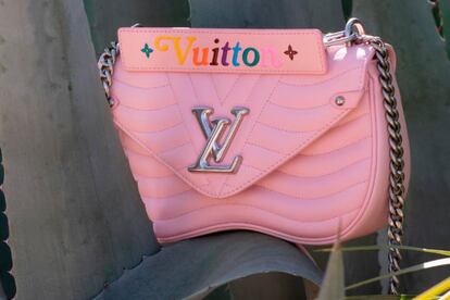 Bolso New Wave MM de color smoothie pink, elaborado en piel de ternera acolchada, de Louis Vuitton.