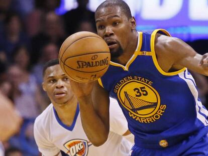 Kevin Durant perseguido por Wesbrook.