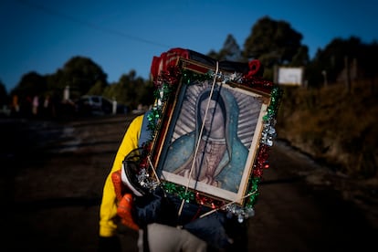 Peregrinos de camino a la Basílica de Guadalupe cruzan el Parque Nacional Izta-Popo el día 10 de diciembre 2022.