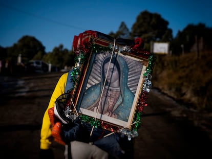 Peregrinos de camino a la Basílica de Guadalupe cruzan el Parque Nacional Izta-Popo el día 10 de diciembre 2022.