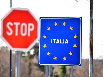 Una señal indica la entrada a Italia desde la frontera con Eslovenia.