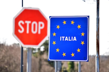 Una señal indica la entrada a Italia desde la frontera con Eslovenia.