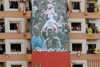Simpatizantes de Hezbolá observan desde los balcones de sus viviendas la manifestación de ayer en Beirut.