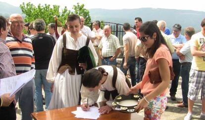 Un momento de la firma de la declaración por parte de los vecinos de Morgadáns, en una imagen cedida por valminor.info.