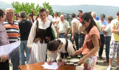 Un momento de la firma de la declaraci&oacute;n por parte de los vecinos de Morgad&aacute;ns, en una imagen cedida por valminor.info.