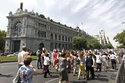 Funcionarios de la Consejería de Educación de la Comunidad de Madrid se manifiestan por la calle Alcalá para protestar contra los últimos ajustes aprobados por el Gobierno. 