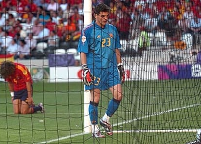 Casillas se dirige a recoger el balón, tras el gol de Grecia, con Puyol, al fondo, desolado.