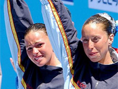Gemma Mengual y Paola Tirados, saludan desde el podio