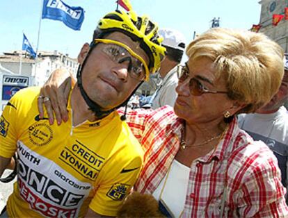 Igor González de Galdeano, saludado por su madre, Edurne, ayer antes de la salida.