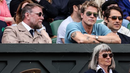 Guy Ritchie y Brad Pitt en la final masculina de Wimbledon, el 16 de julio de 2023, en Londres.