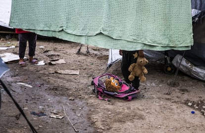 La mayoría de los niños que viven en el campo de Moria no van al colegio. Solo una minoría de estos pequeños van a unas pocas escuelas que han creado varias ONG.