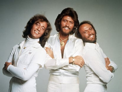 De izquierda a derecha, Robin, Barry y Maurice Gibb, los tres hermanos que formaban el grupo Bee Gees. Maurice falleció en 2003 de un paro cardiaco cuando se sometía a una operación del intestino. Esta fotografía fue tomada en enero de 1979, en Inglaterra.