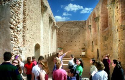 Un grupo de estudiantes norteamericanos visita las ruinas del refectorio del monasterio de la Valldigna.