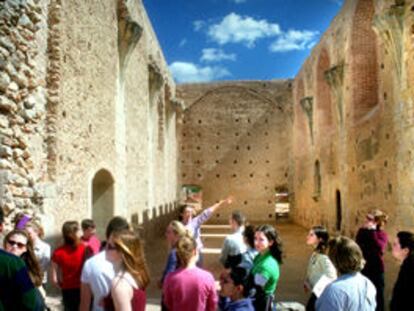 Un grupo de estudiantes norteamericanos visita las ruinas del refectorio del monasterio de la Valldigna.