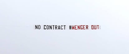 Una avioneta sobrevuela el estadio del WBA con una pancarta contra Wenger: "Sin contrato #Wenger fuera".