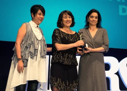 La actriz Paulina García (centro) y Lorea Elso (derecha), de la productora Golem, reciben el Colón de Oro a la mejor Película para 'La novia del desierto' de manos de la directora mexicana Laura Carreras.