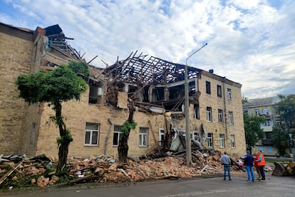 Un instituto de formación profesional ha sido destruido en el ataque ruso contra Járkov de este martes. 