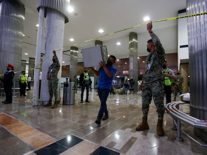 Elementos de la Marina y empleados del Aeropuerto Internacional de Ciudad de México desalojan el campamento de ex trabajadores de Mexicana de Aviación, en el aeródromo de Ciudad de México, el 2 de septiembre de 2022.